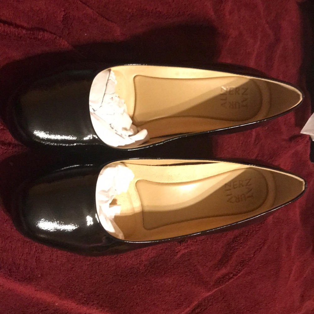 Naturalized Whitney pump in black patent leather